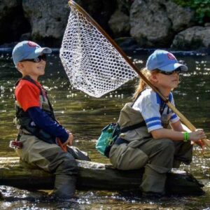 Enfants apprenant à pêcher à la mouche